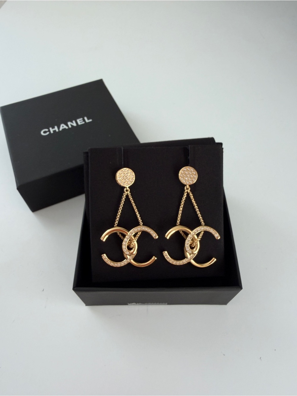 CHANEL 26B Dangle CC Strass Earrings